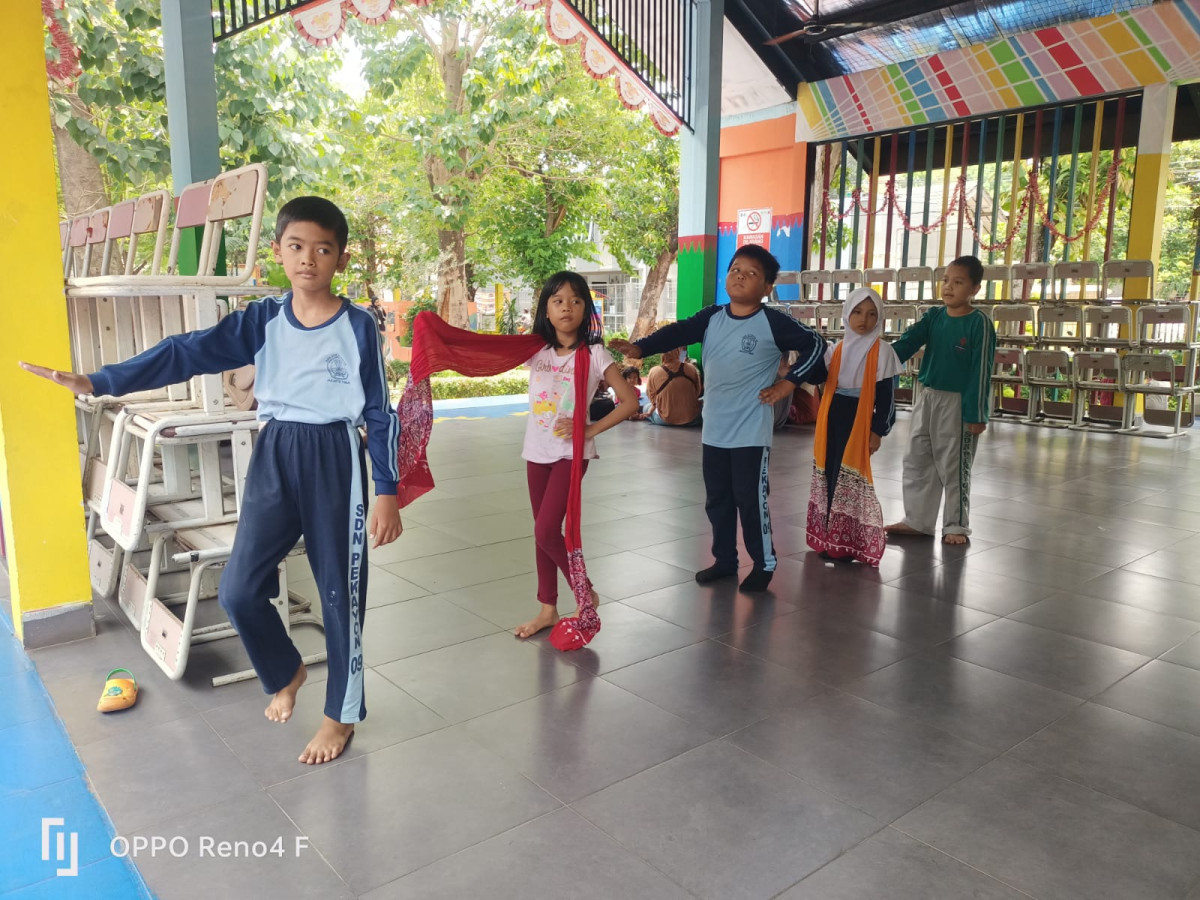 LATIHAN MENARI SD 09