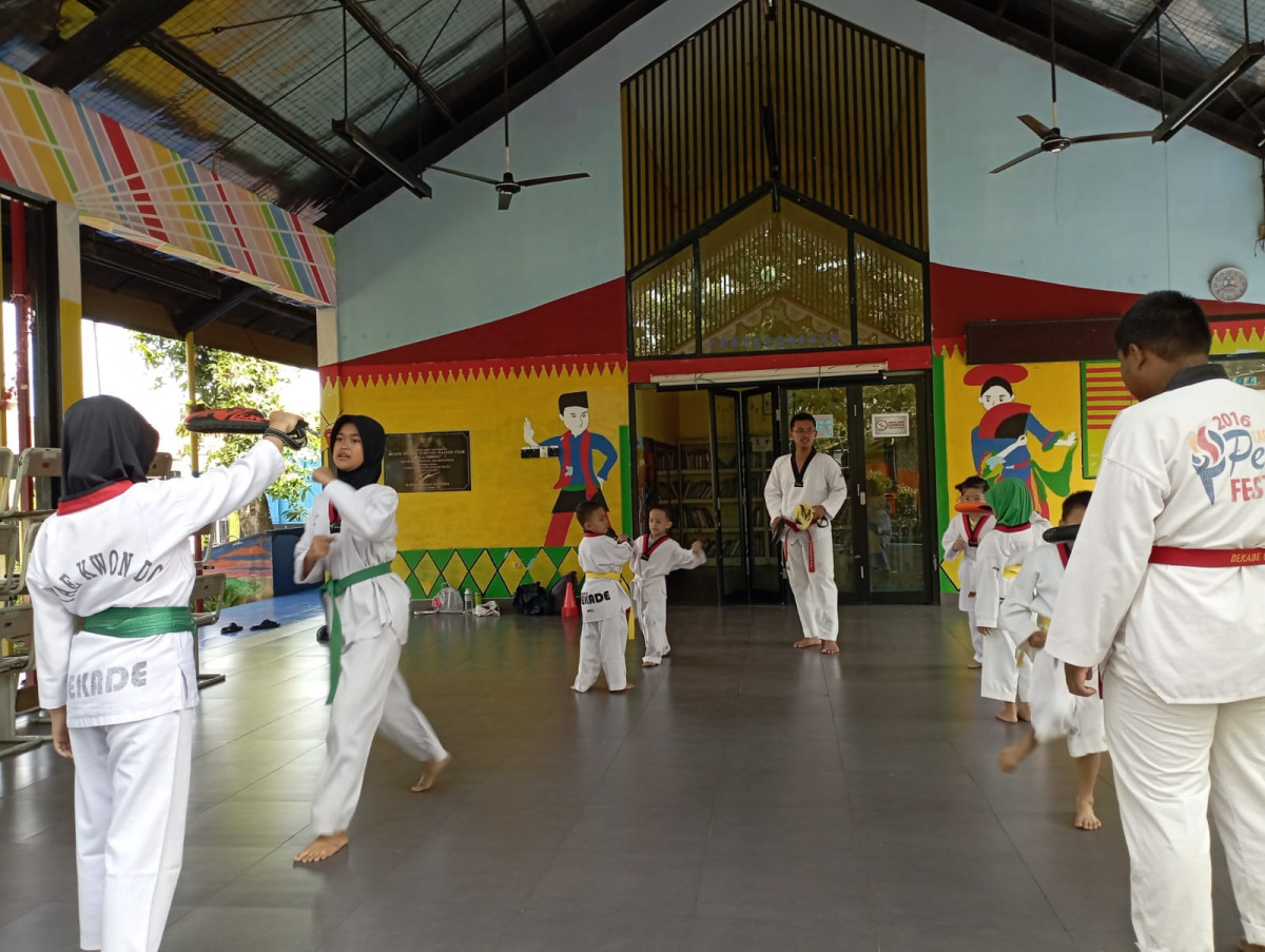 LATIHAN TAEKWONDO DEKADE