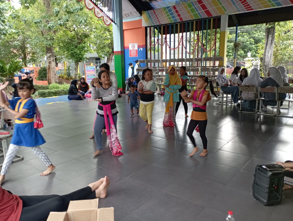 LATIHAN MENARI SANGGAR MILENIA