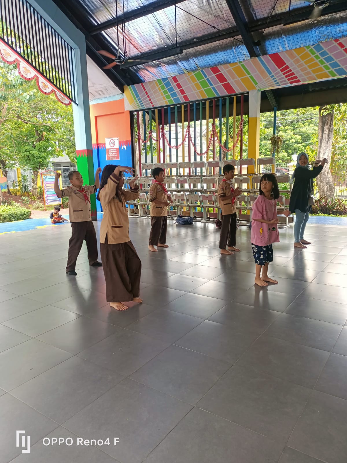 LATIHAN MENARI SD 09