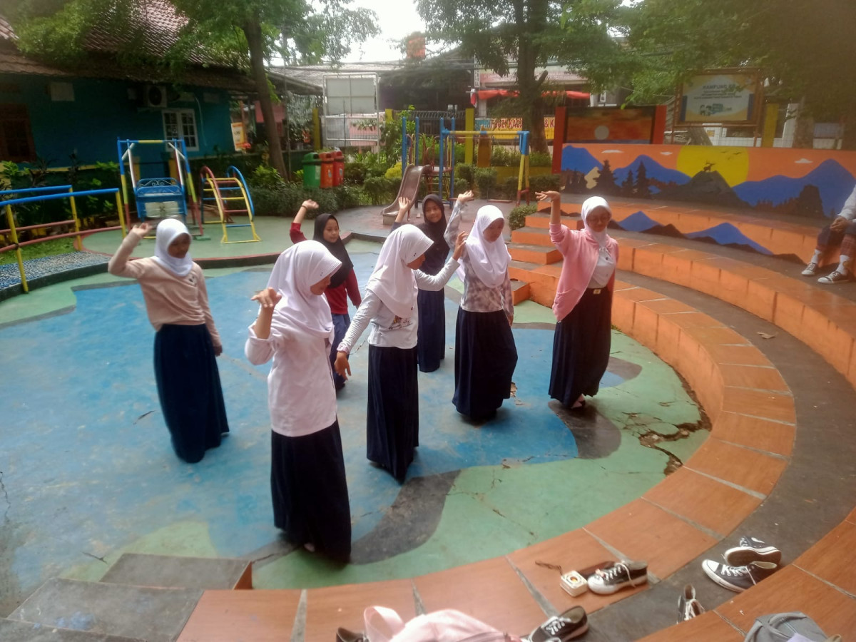 LATIHAN MENARI SMP 91