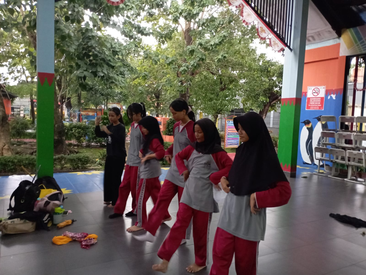 LATIHAN MENARI SD 10