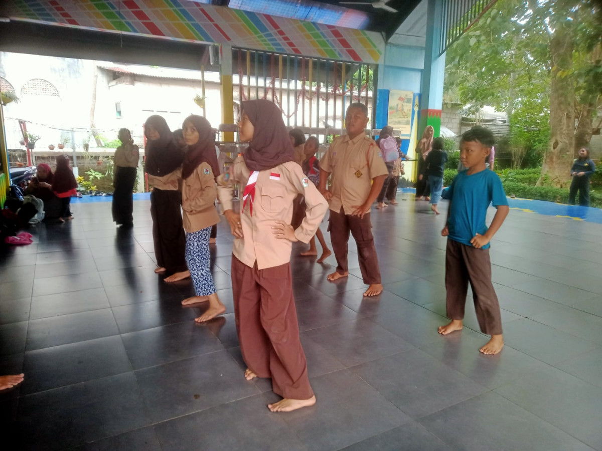 LATIHAN MENARI SD 09