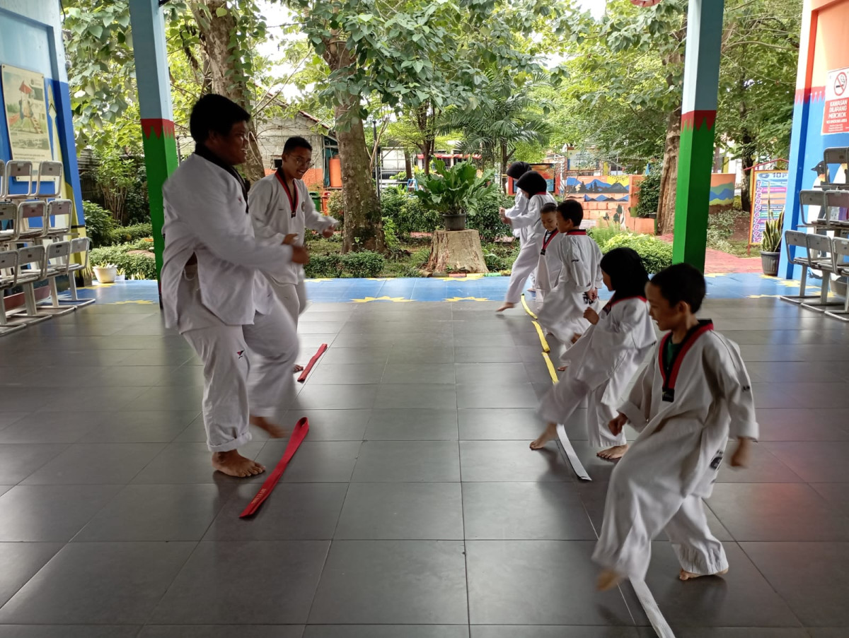 LATIHAN TAEKWONDO DEKADE
