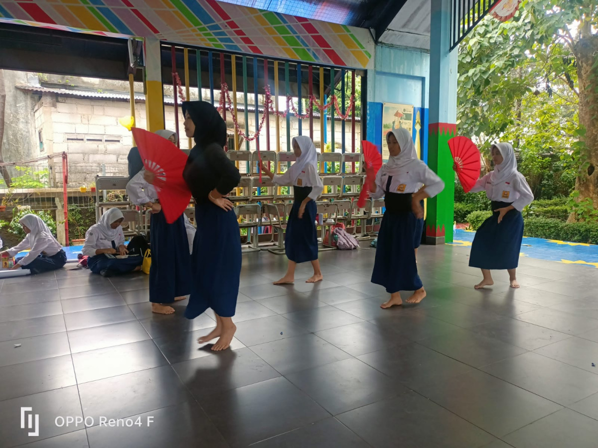 LATIHAN MENARI SMP 184