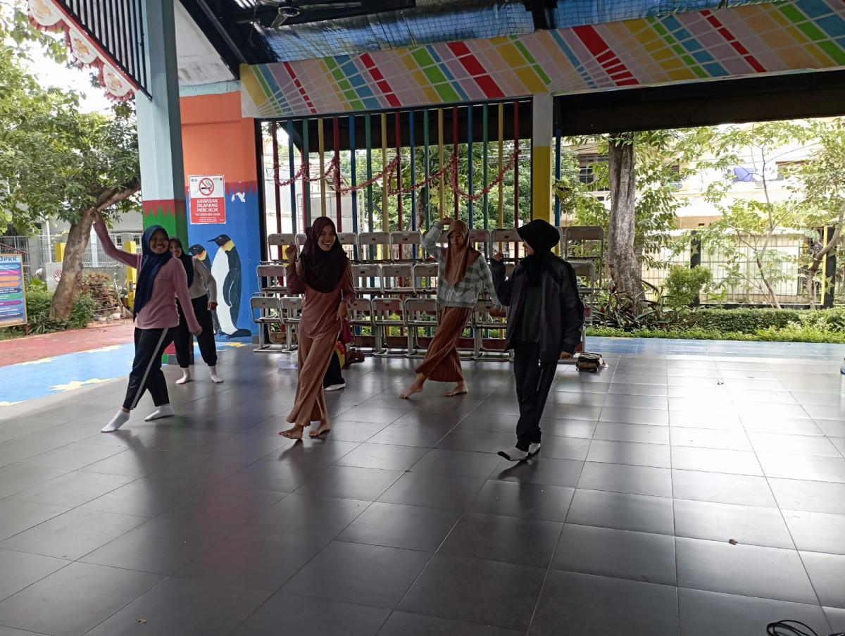 LATIHAN MENARI SMP 203