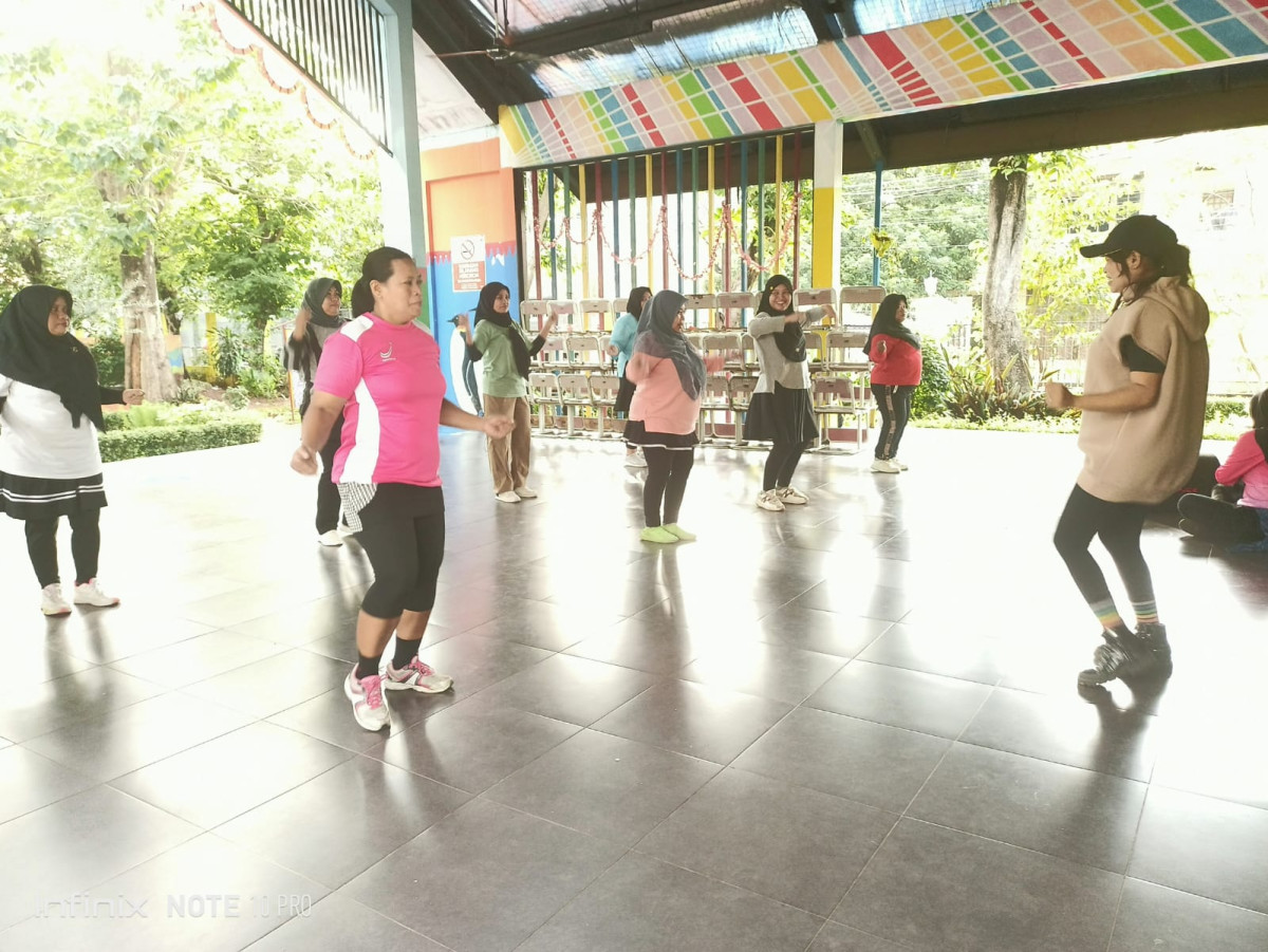 SENAM ZUMBA DAN LATIHAN MENARI SMP 184