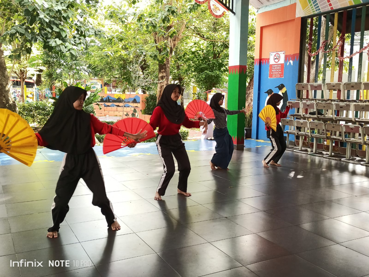 LATIHAN MENARI SMP 184