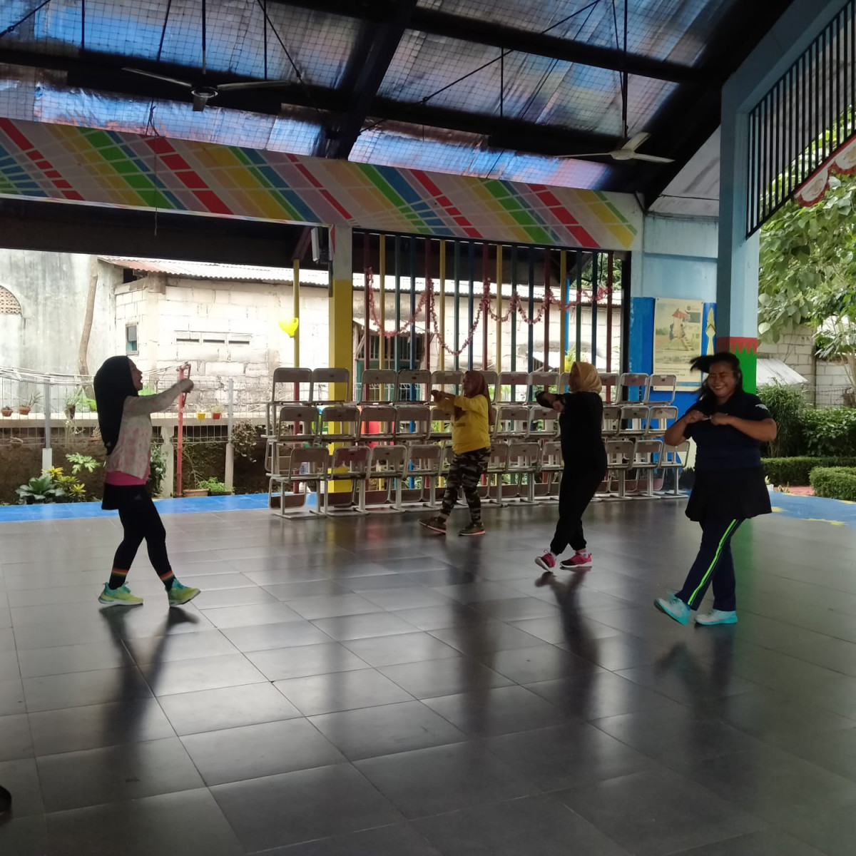 SENAM AEROBIK,BELAJAR KELOMPOK DAN LATIHAN MENARI SMP 184