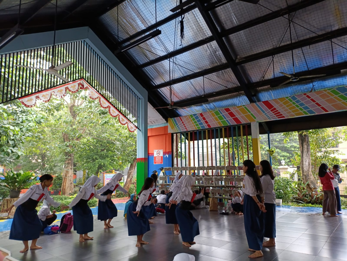 LATIHAN MENARI SMP 184