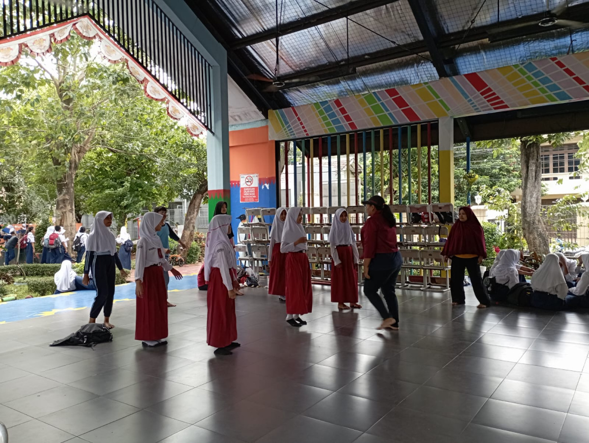 LATIHAN MENARI SMP 184 DAN SD 09,LATIHAN PRAMUKA DAN YEL YEL SD 10 DAN SD 09