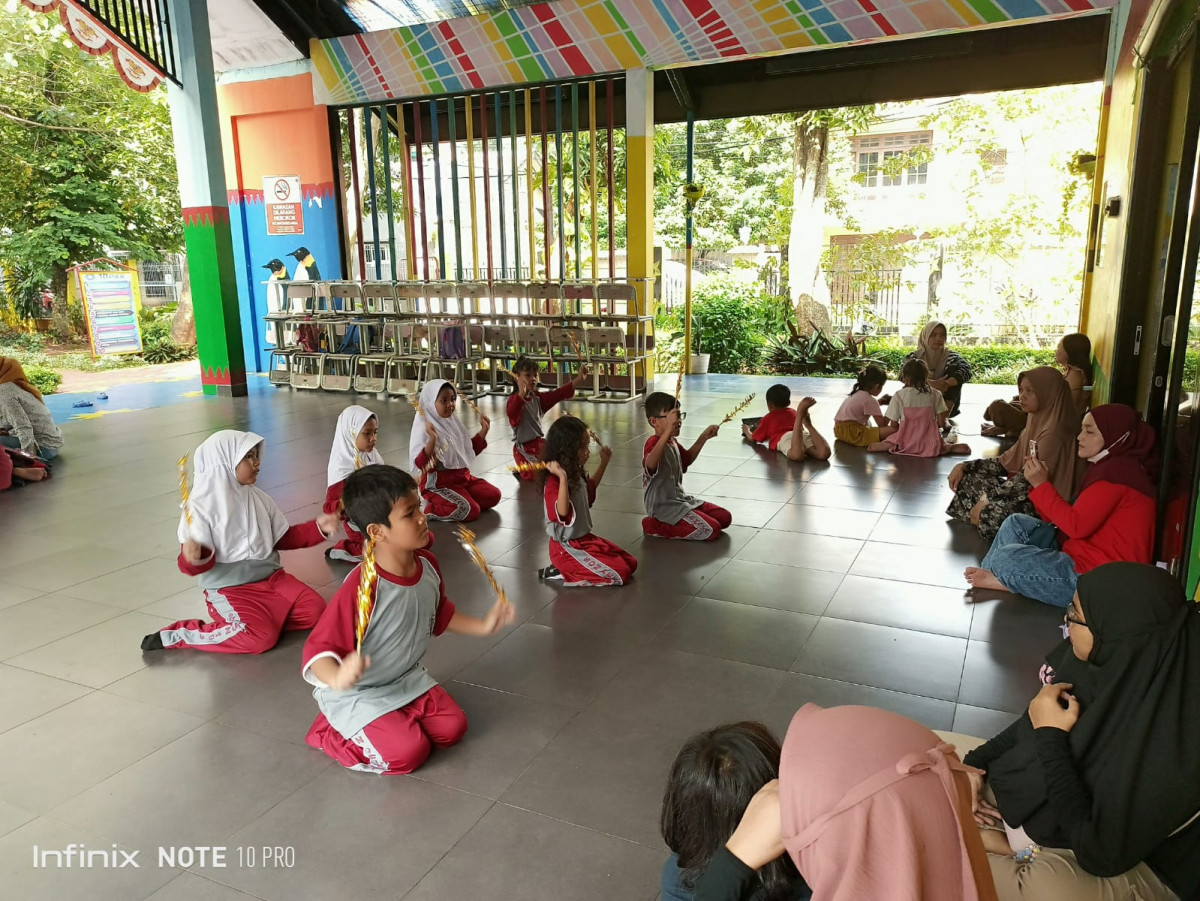LATIHAN MENARI SD 10