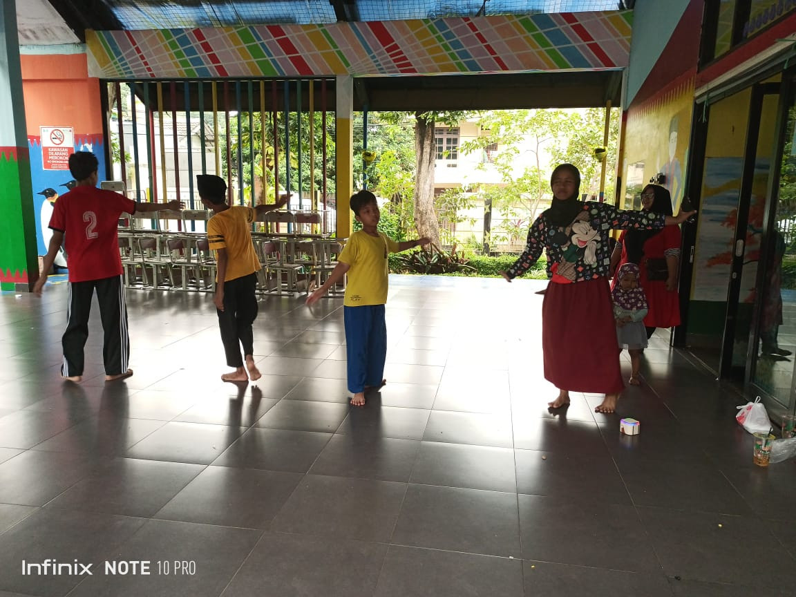 LATIHAN MENARI SD 05 KALISARI