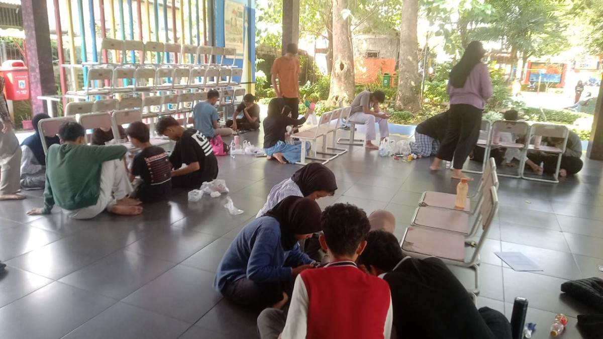 BELAJAR KELOMPOK SMP 184 DAN LATIHAN MENARI SD 10