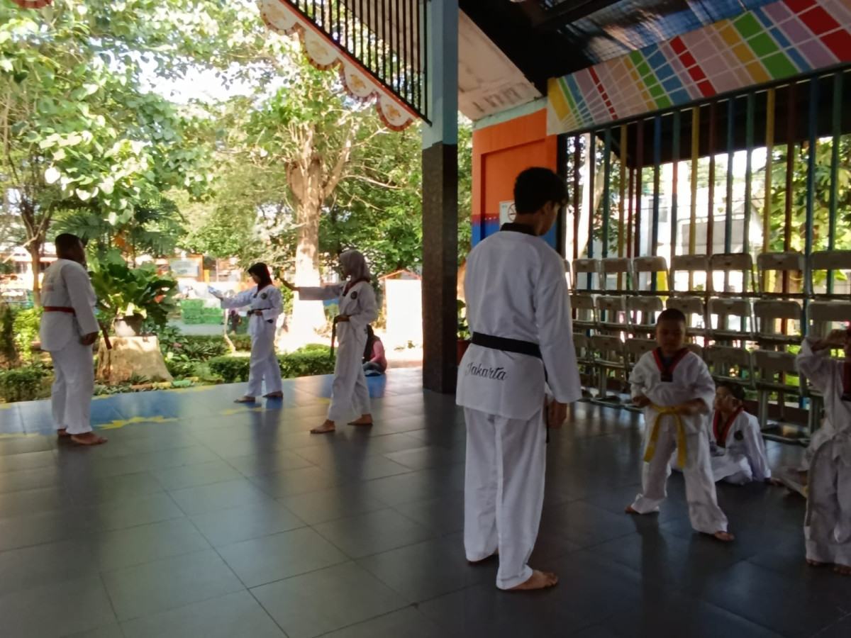 LATIHAN TAEKWONDO DEKADE