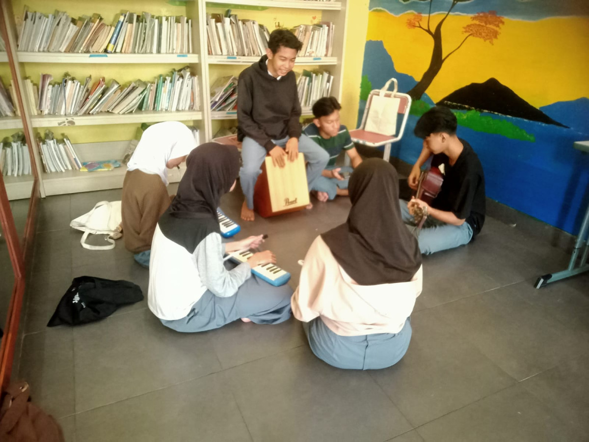 LATIHAN SENI MUSIK SMA 106