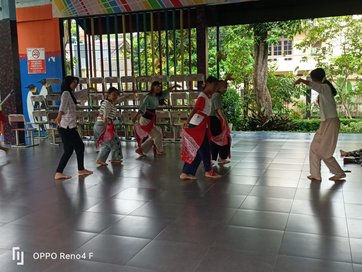 LATIHAN MENARI SMP 184