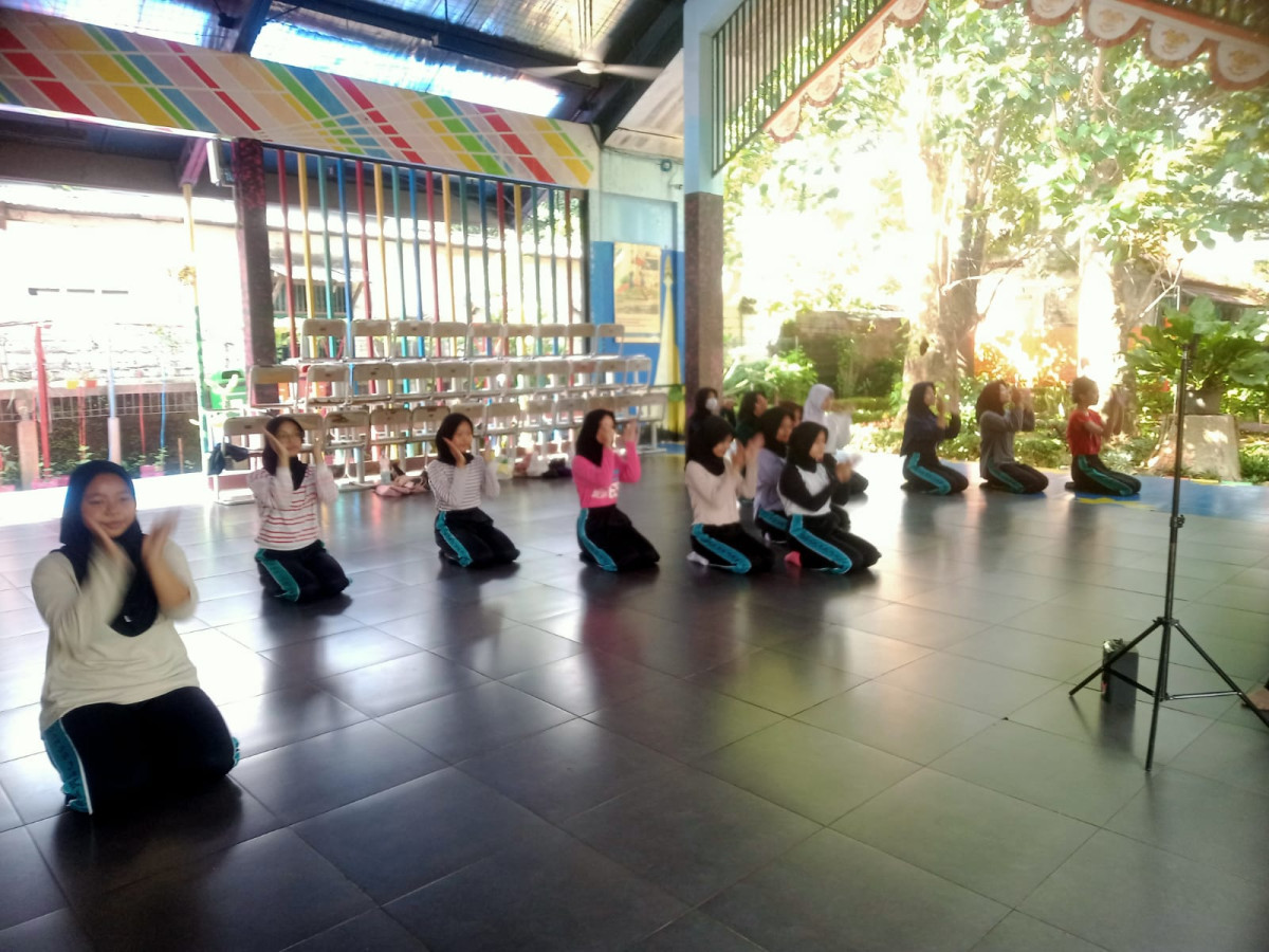 LATIHAN MENARI SAMAN SMA 98 DAN BELAJAR KELOMPOK SMP 184