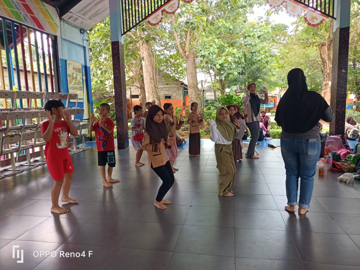 LATIHAN MENARI SMP 203 DAN SD 10