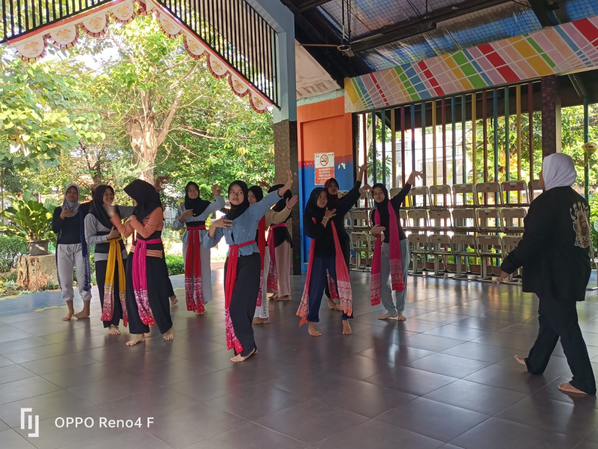 LATIHAN MENARI DAN MENYANYI SMP 203,SMP 251 DAN TPA AL-BARKAH