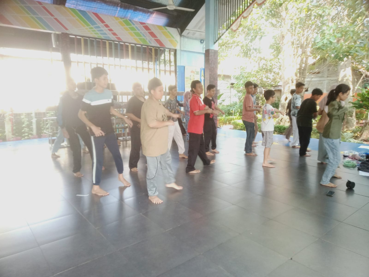 LATIHAN MENYANYI SMP 203