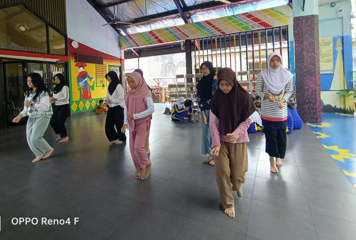 LATIHAN MENARI SD 10