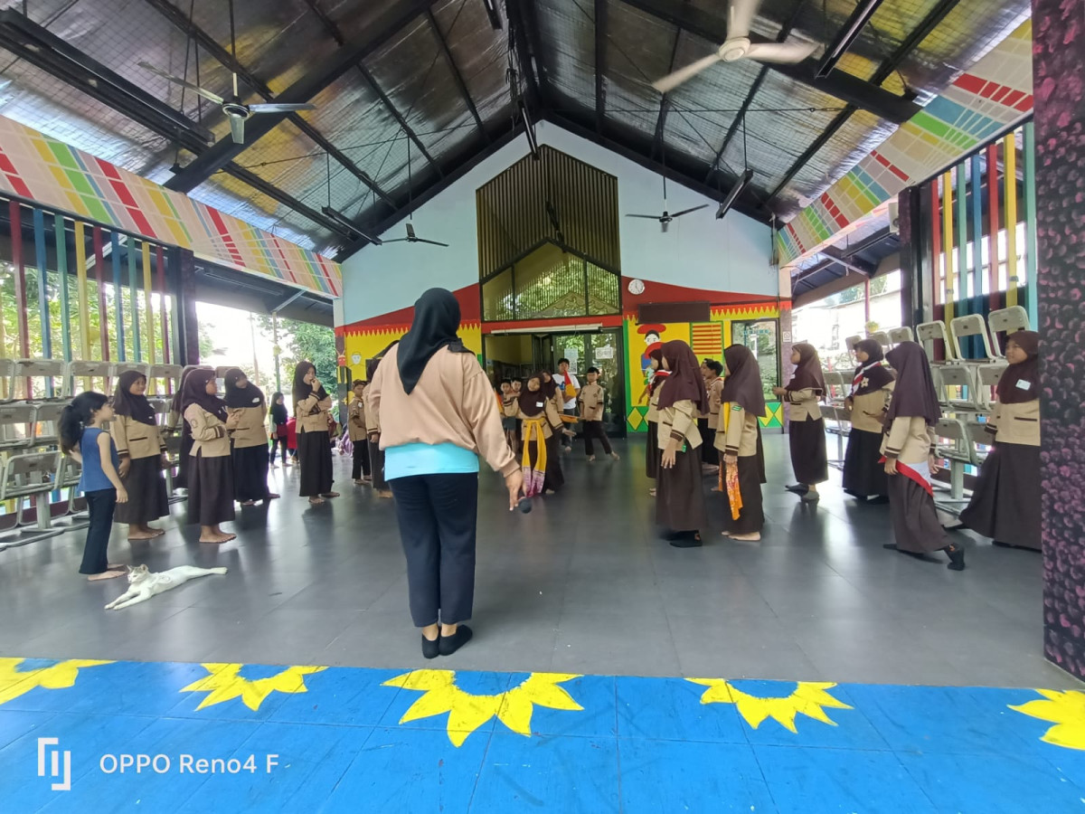 LATIHAN DRAMA MUSIKAL SD 05 KALISARI