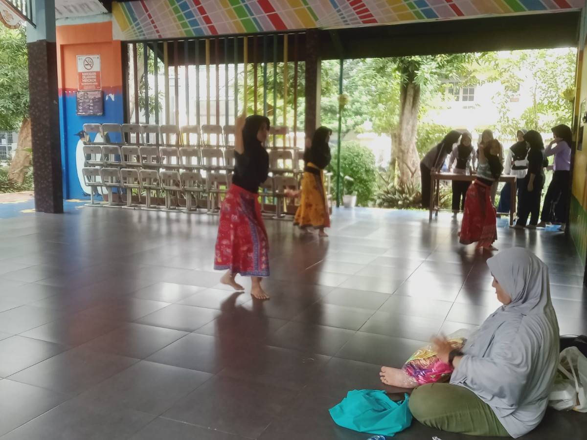 LATIHAN MENARI SMP 251