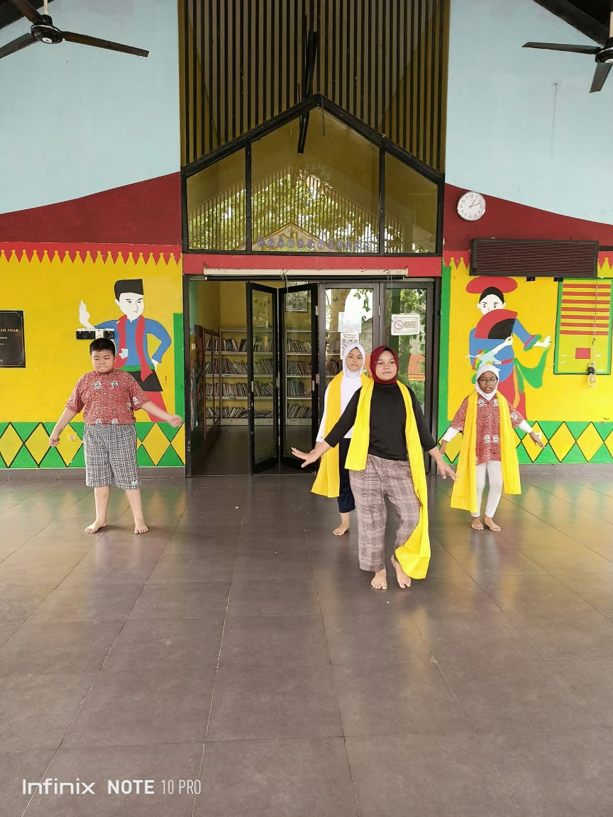 LATIHAN MENARI SD 05 KALISARI