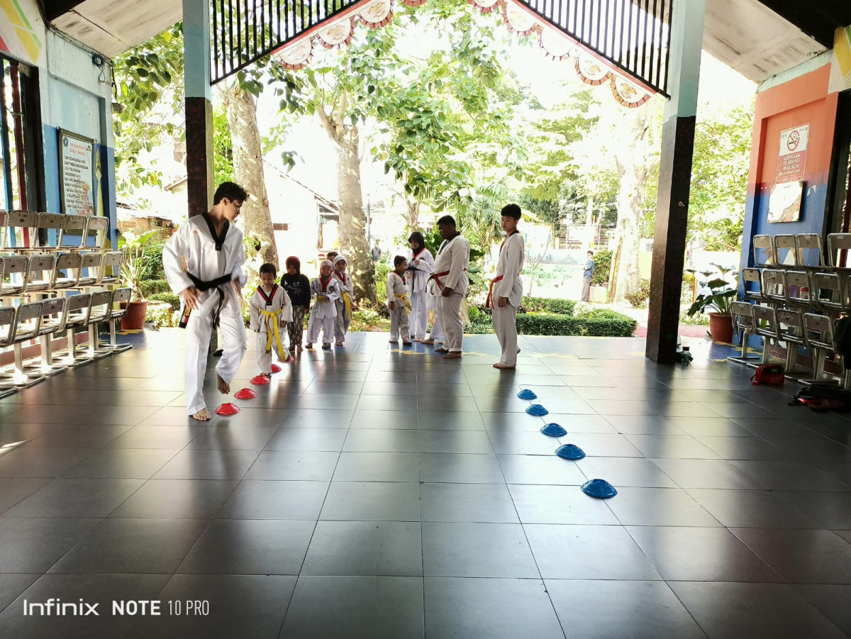 LATIHAN TAEKWONDO DEKADE
