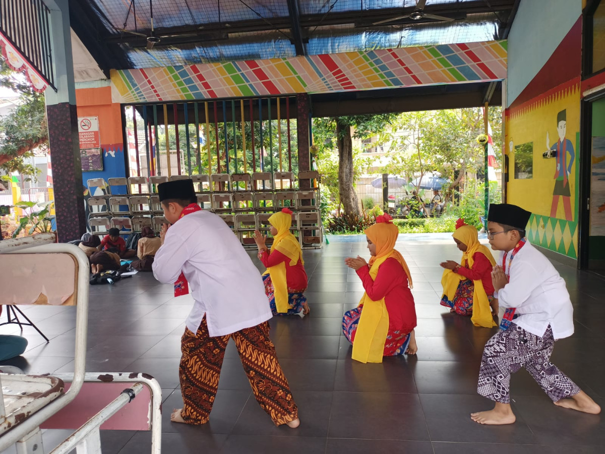 LATIHAN MENARI SD 05 KALISARI