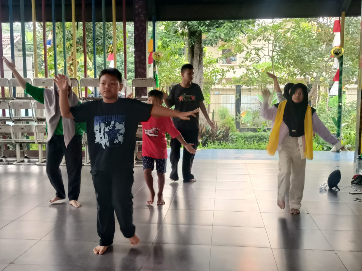 LATIHAN MENARI DAN BELAJAR KELOMPOK SD 09