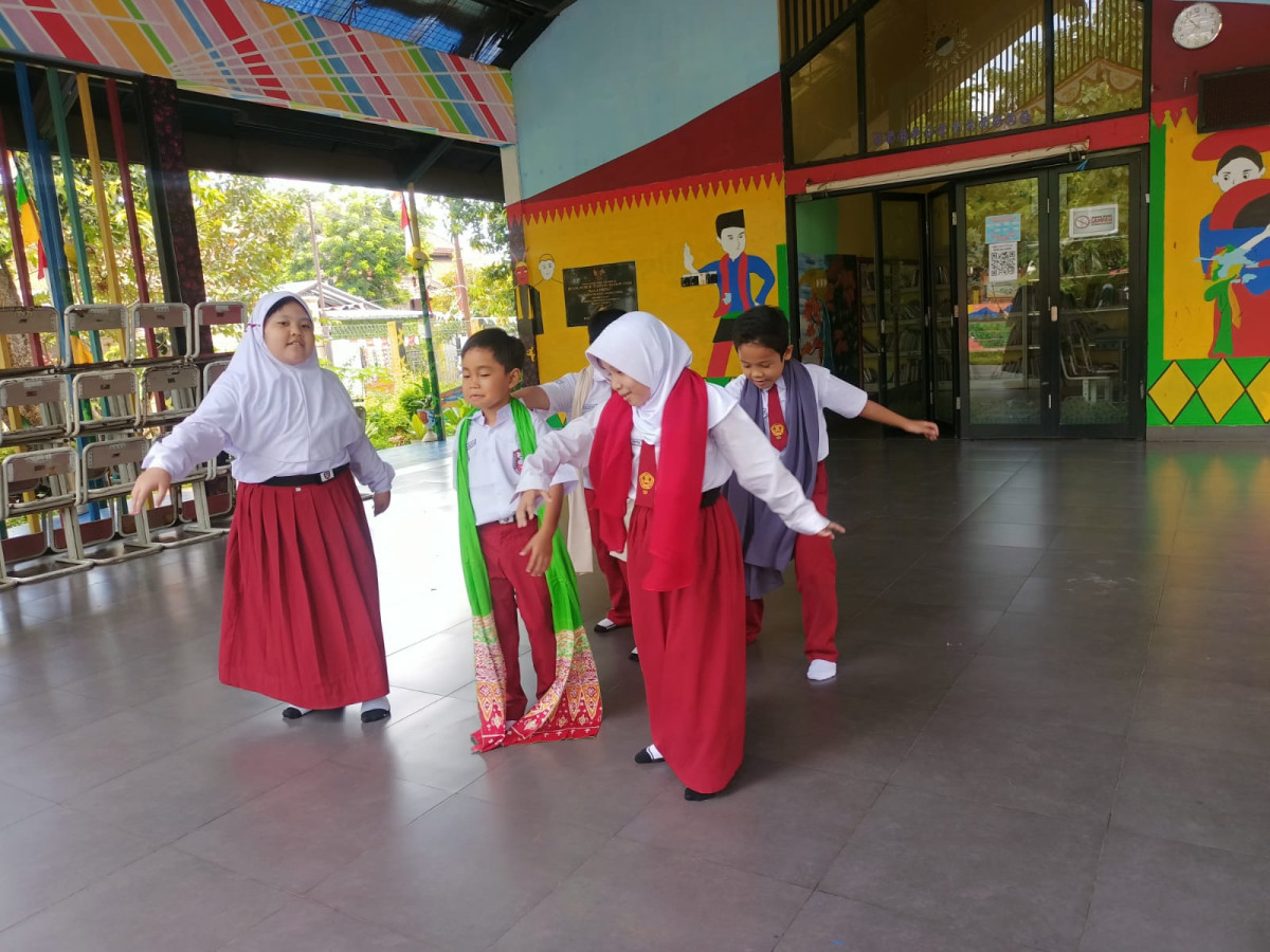 LATIHAN MENARI DAN PENCAK SILAT