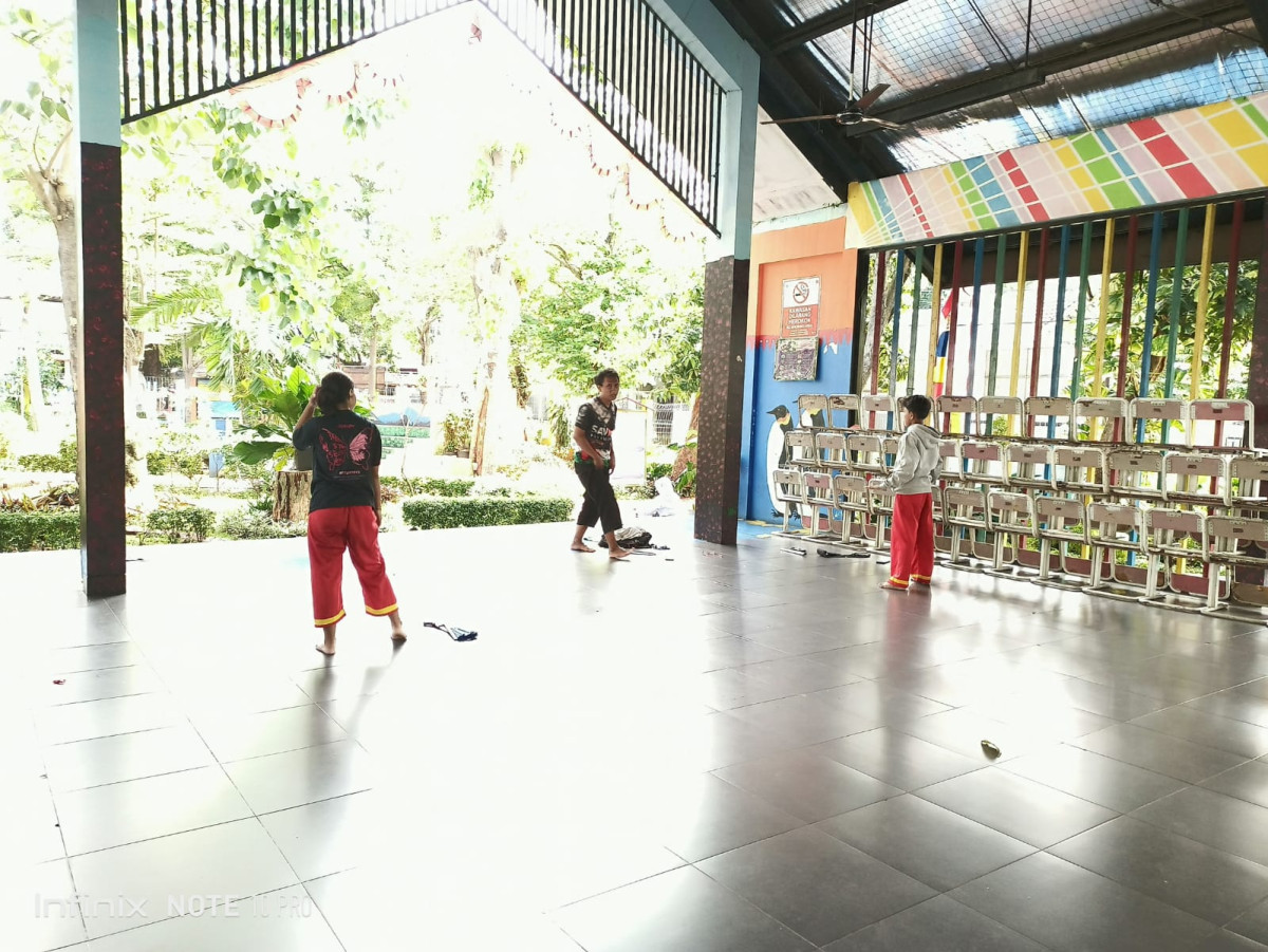 LATIHAN PENCAK SILAT SMP 184