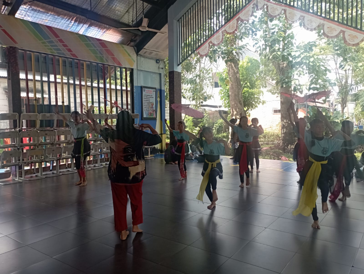 LATIHAN MENARI SD 09 DAN SANGGAR DAYA PRESTA