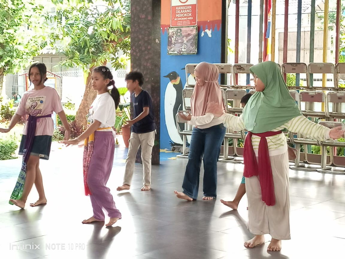 LATIHAN MENARI SD 09