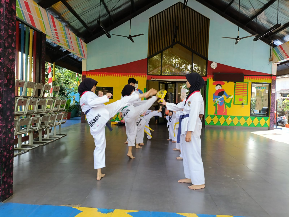 LATIHAN TAEKWONDO DEKADE