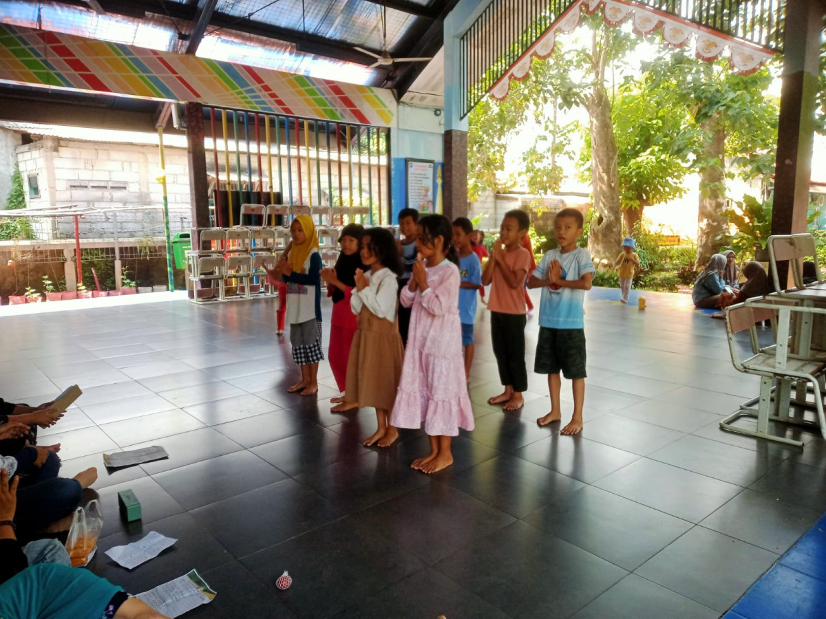 LATIHAN MENARI DAN MENYANYI