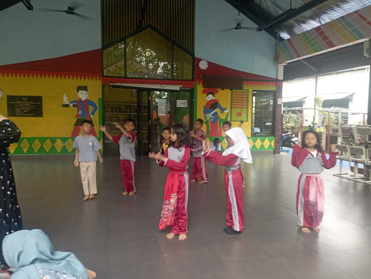 LATIHAN MENARI SD 10