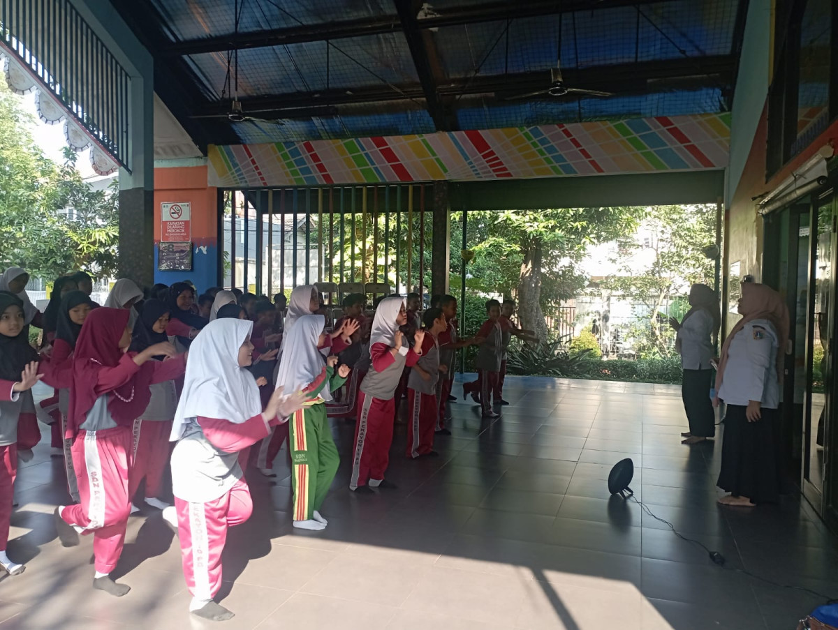 LATIHAN MENARI SD 10