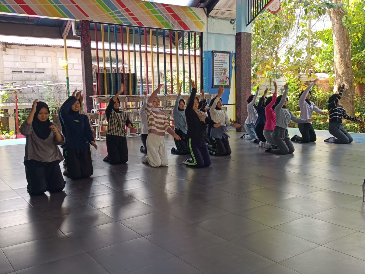 LATIHAN MENARI MAN 14 DAN SD 09