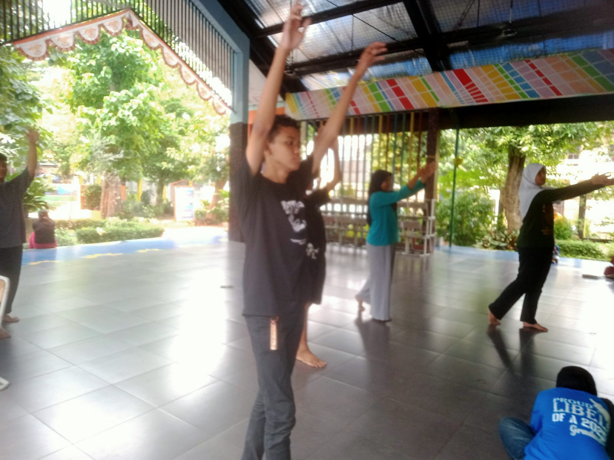 LATIHAN MENARI SD 05 KALISARI