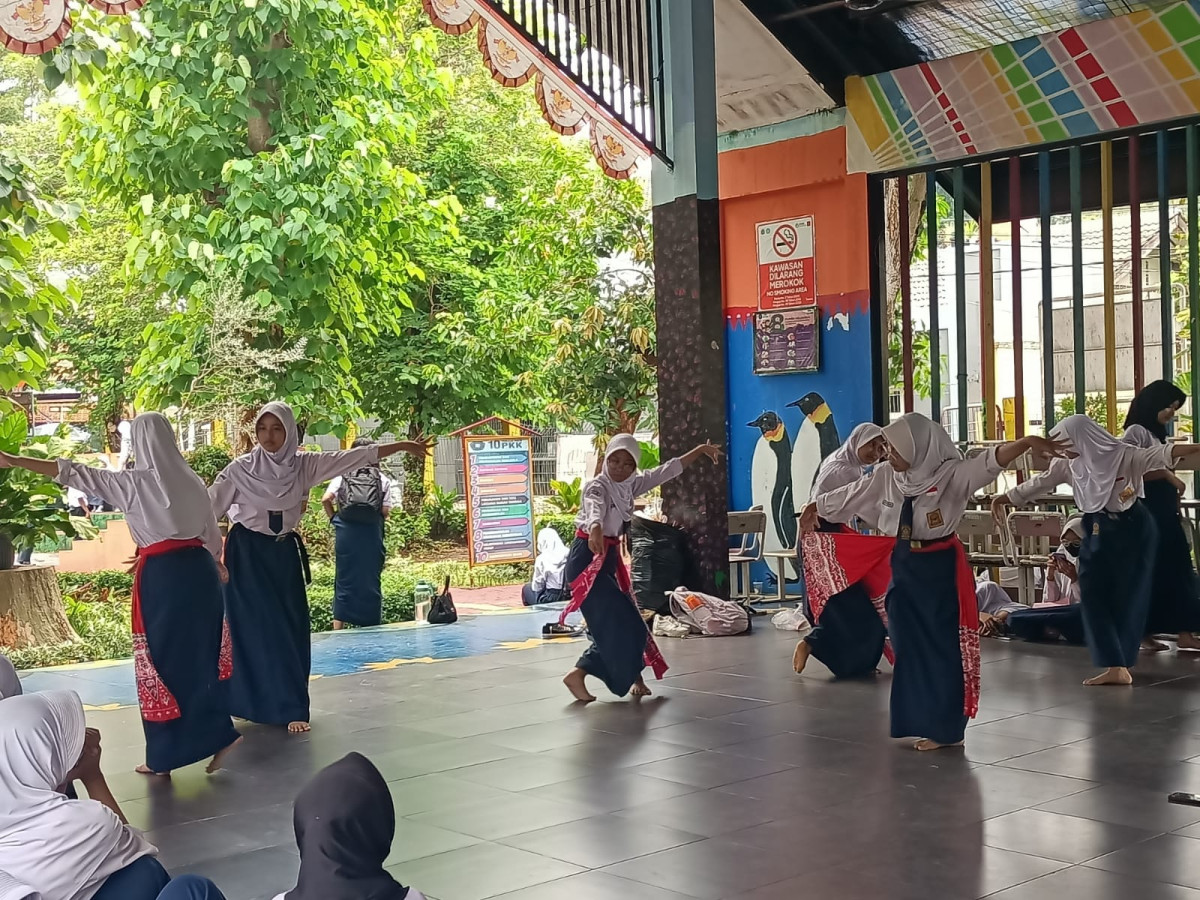LATIHAN MENARI SD 09 DAN SMP 184