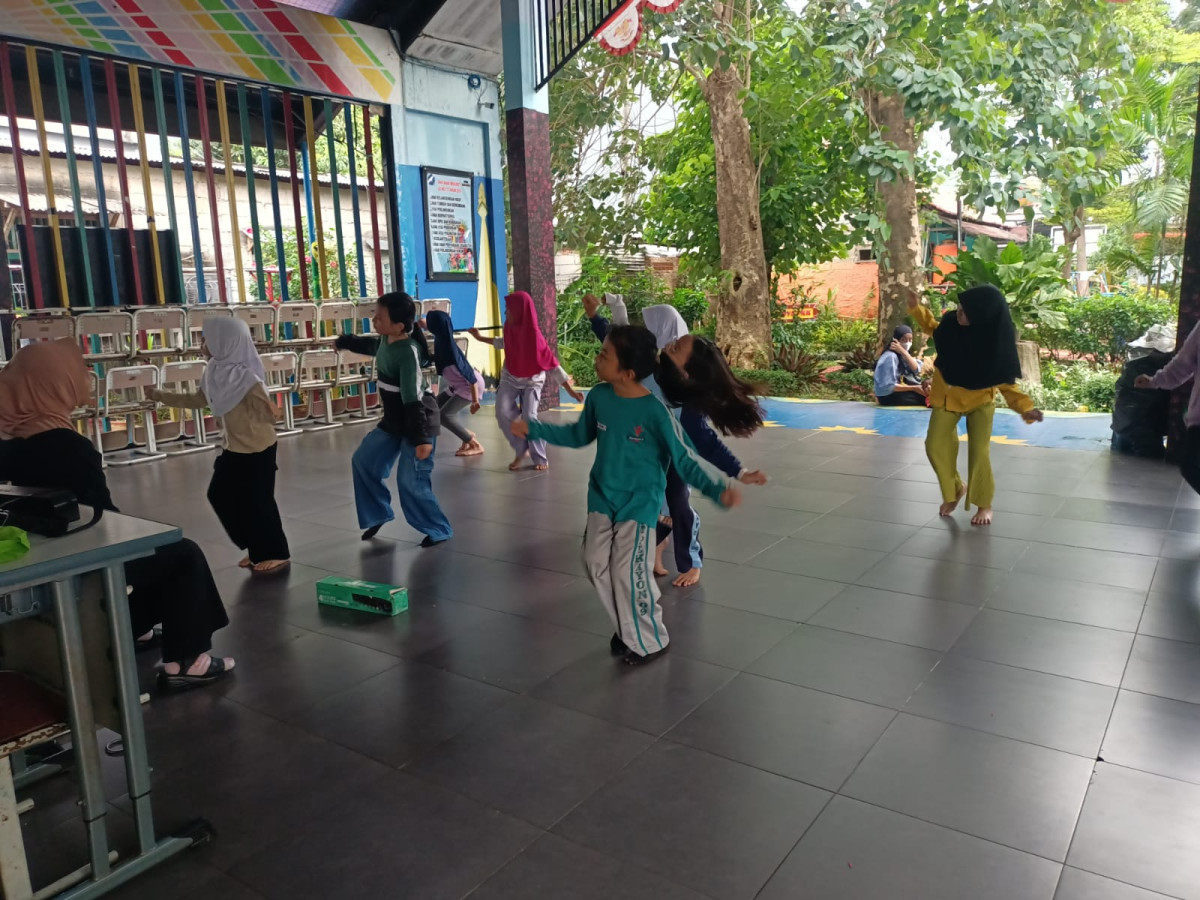 LATIHAN MENARI SD 09