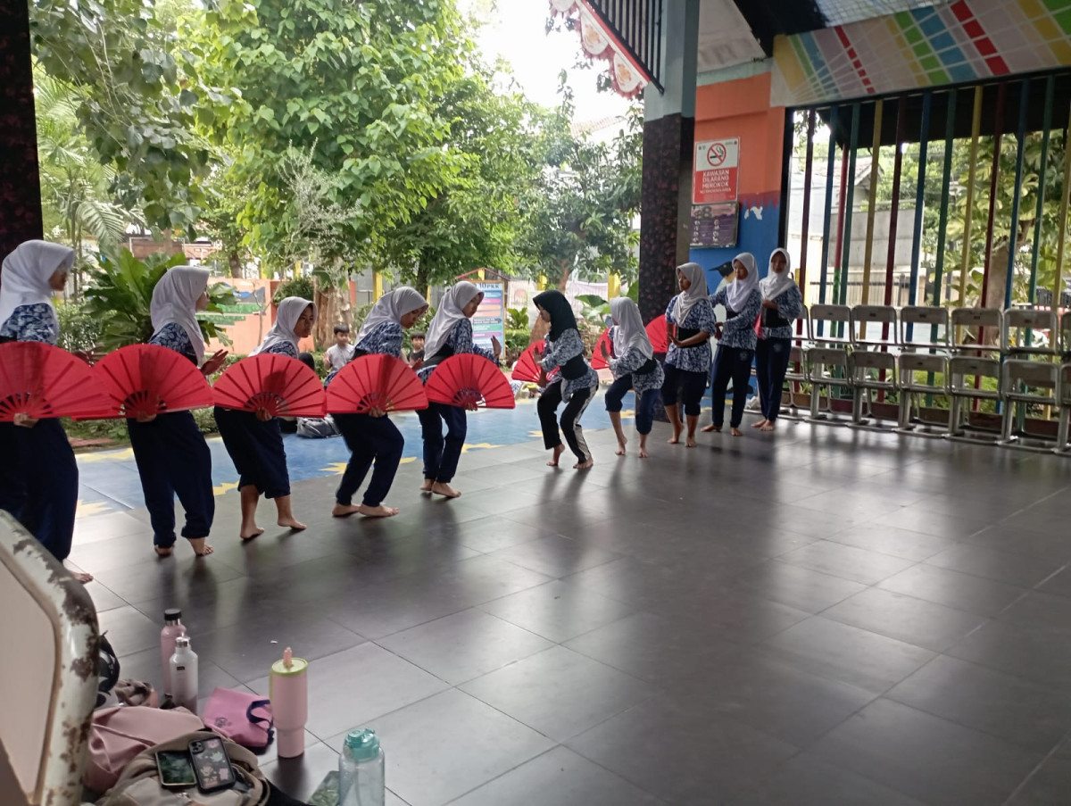 LATIHAN MENARI SMP 184 DAN SD 09