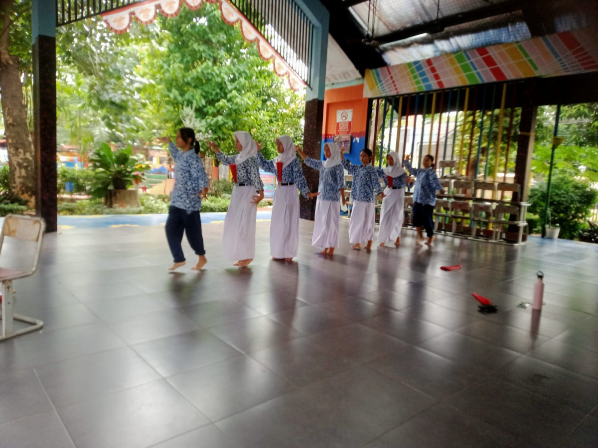 LATIHAN MENARI SMP 184