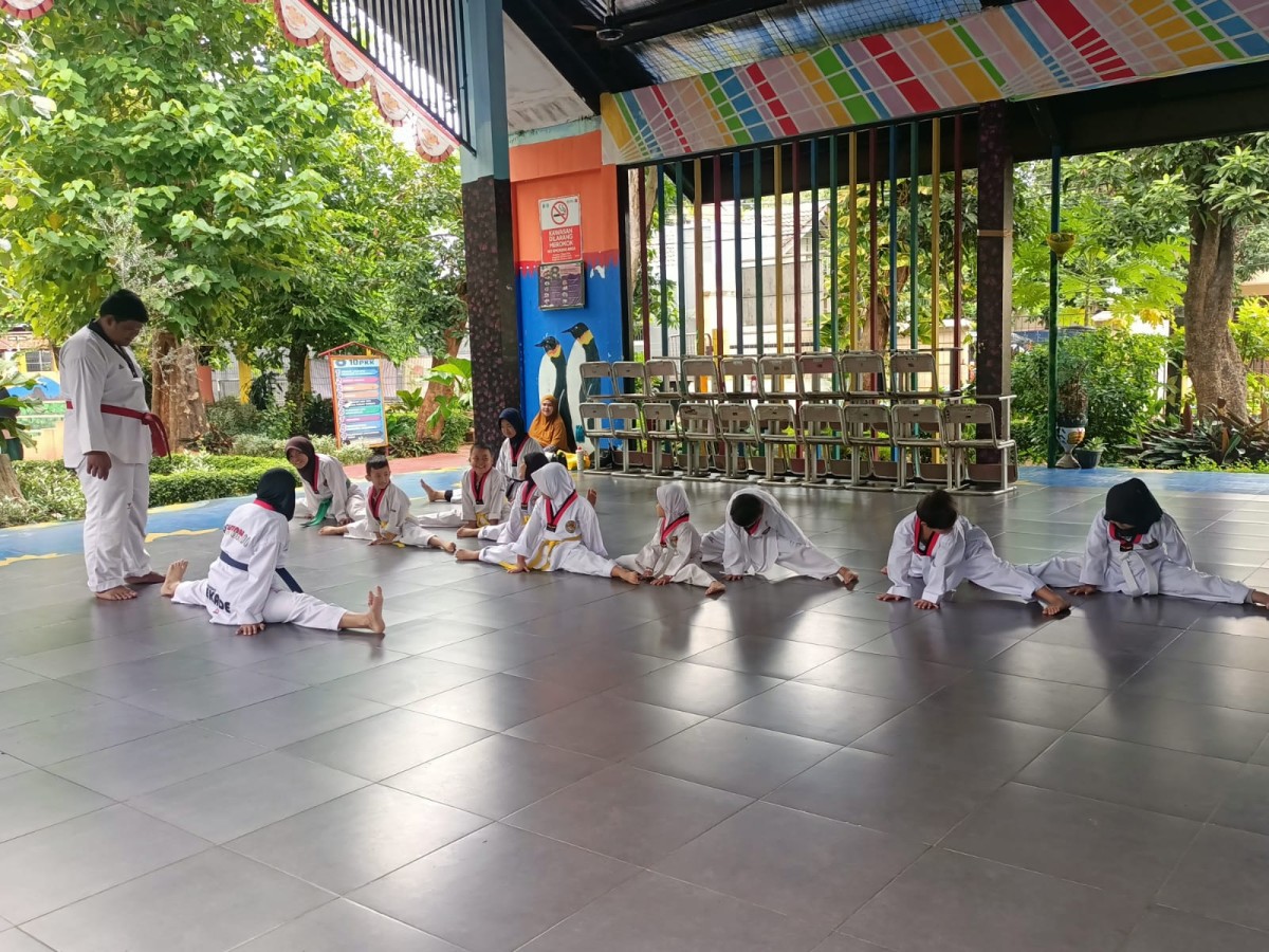LATIHAN TAEKWONDO DEKADE