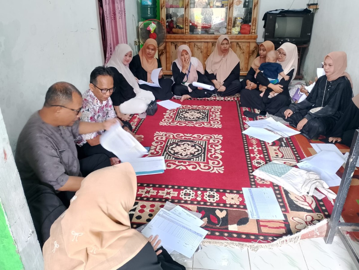 Melaksanakan  pertemuan rutin bulanan Kader TPK  di Desa Sukajaya