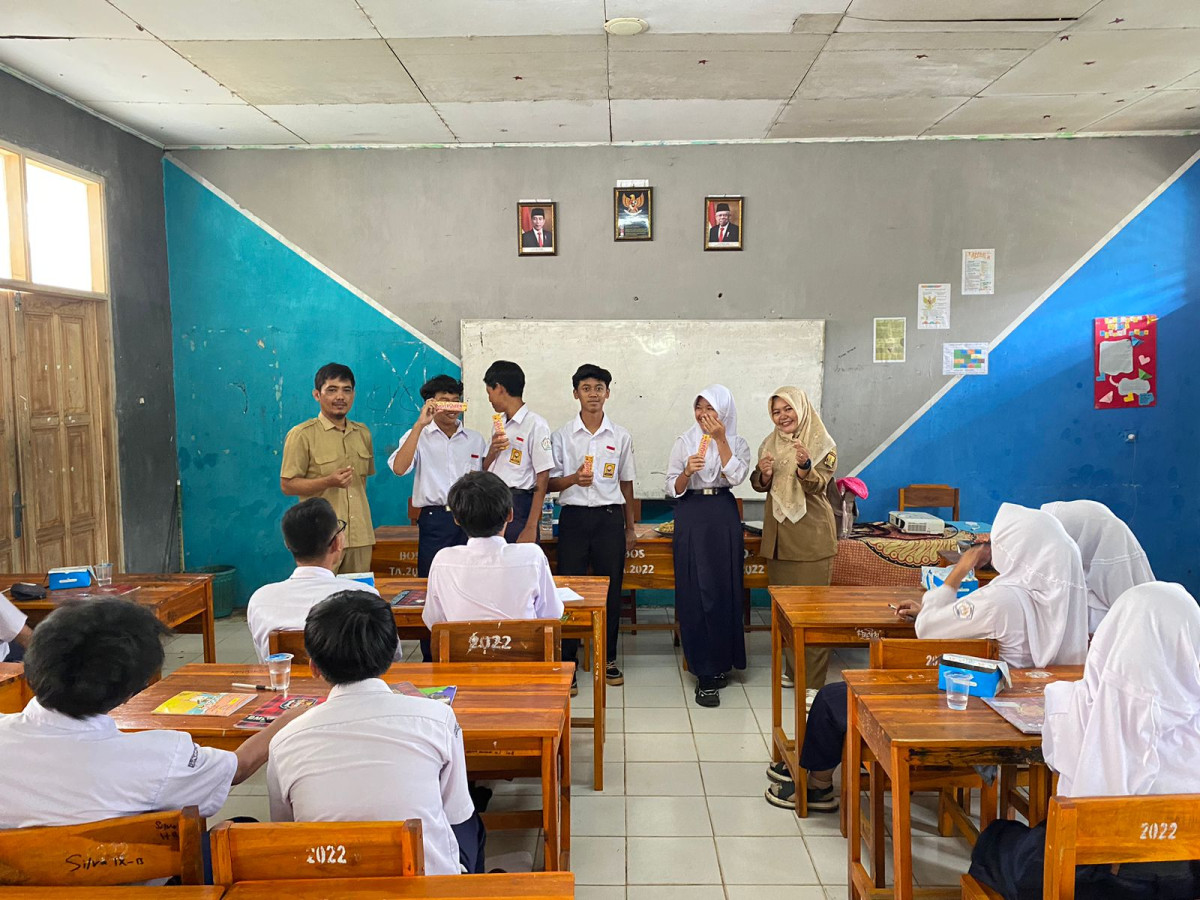Pemberian doorprise bagi remaja aktif