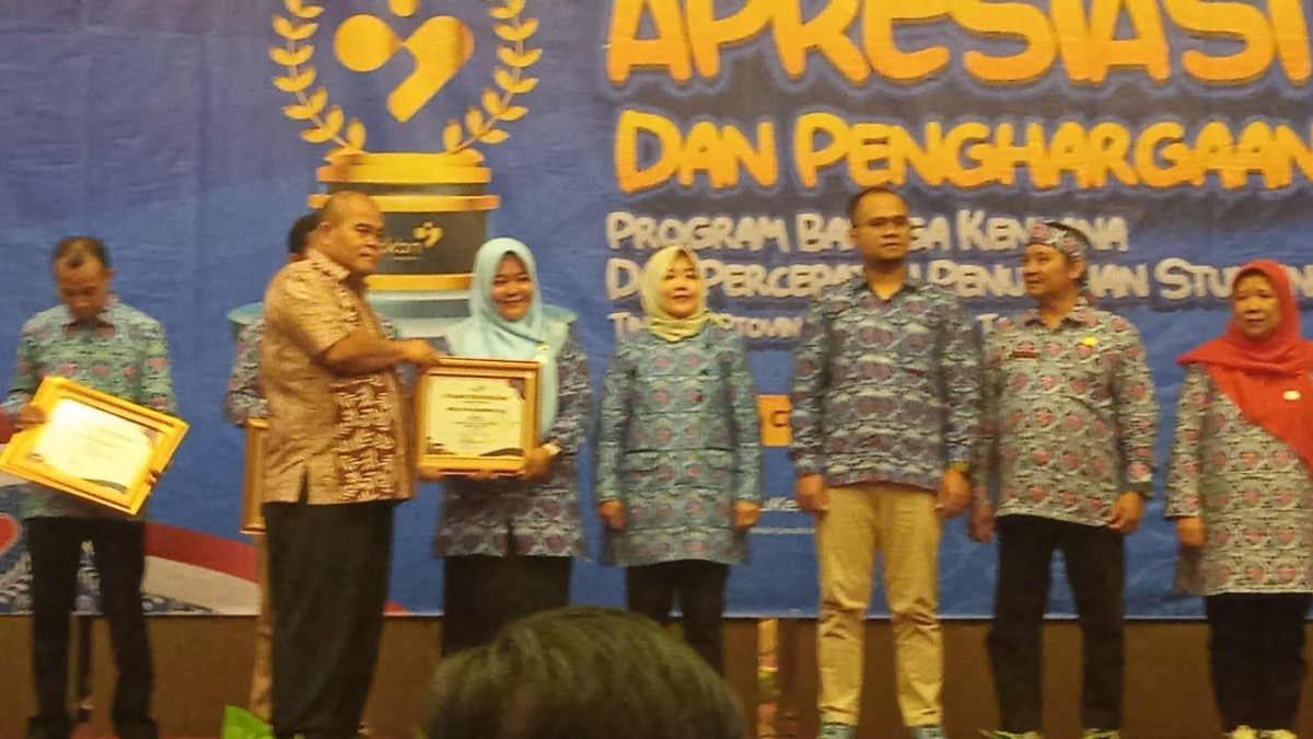 Penerimaan Apresiasi PKB Terbaik dalam pembentukan Rumah Data Tk Propinsi Jawa Barat